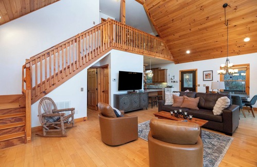 Whittier Cabin | NEW - Mountain Retreat with Amazing Views + Hot Tub + Pets welcome + Firepit