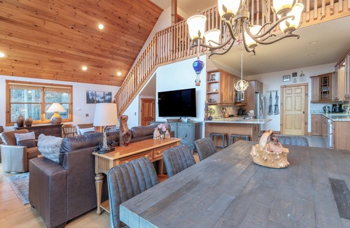 Whittier Cabin | NEW - Mountain Retreat with Amazing Views + Hot Tub + Pets welcome + Firepit