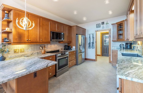 Whittier Cabin | NEW - Mountain Retreat with Amazing Views + Hot Tub + Pets welcome + Firepit