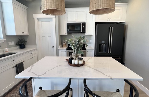 Springville House | -NEW- Mountain Views & Natural Light