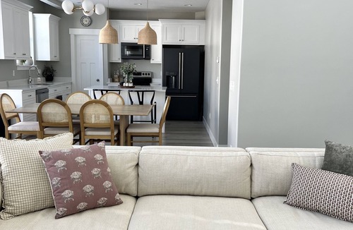 Springville House | -NEW- Mountain Views & Natural Light