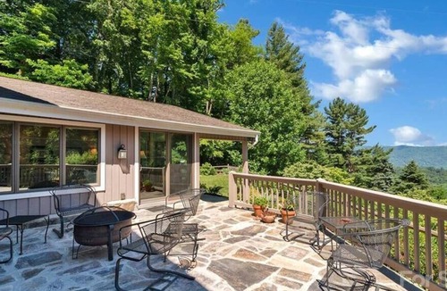 Waynesville House | NEW! Mountain Views, spacious vacation home