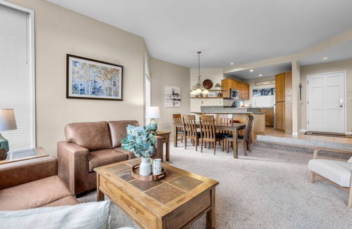 Century West Condo | New! Mt Bachelor Village ~ Views ~ Fireplace ~ Private Hot Tub!