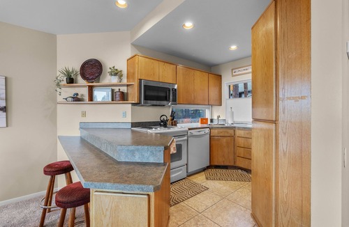 Century West Condo | New! Mt Bachelor Village ~ Views ~ Fireplace ~ Private Hot Tub!