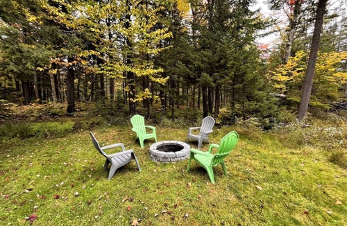 West Dover Ski Chalet | New! Mt Snow Chalet w/land, privacy, relaxation