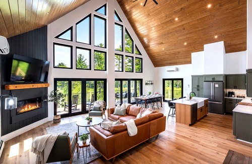 Sunday River Area Cabin | New Mtn View Cabin with Hot Tub and Games