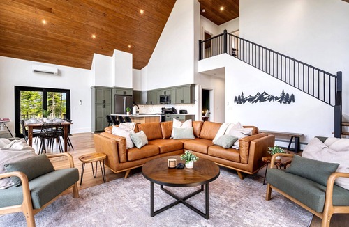 Sunday River Area Cabin | New Mtn View Cabin with Hot Tub and Games