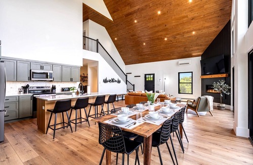 Sunday River Area Cabin | New Mtn View Cabin with Hot Tub and Games