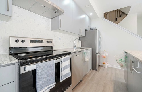 Oakville House | New Multi-Level Townhome with Rooftop & Parking