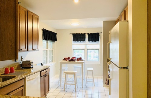 Naperville Condo | NEW Naperville 2br Condo w/Private Deck