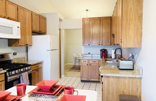 Naperville Condo | NEW Naperville 2br Condo w/Private Deck