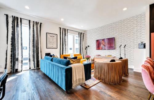 Katie Hill Neighborhood House | NEW Nash Eras - Rooftop Decks with Hot Tub - 15 Beds