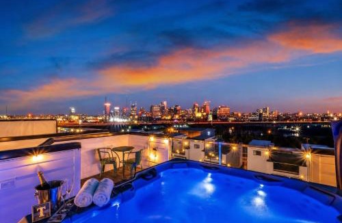 Katie Hill Neighborhood House | NEW Nash Eras - Rooftop Decks with Hot Tub - 15 Beds