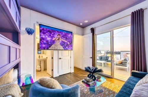 Katie Hill Neighborhood House | NEW Nash Eras - Rooftop Decks with Hot Tub - 15 Beds