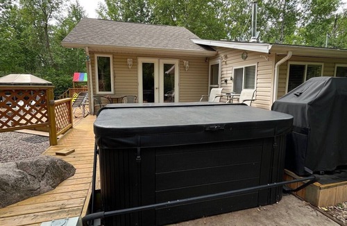Lester Beach Cabin | NEW NIRVANA RENTALS LISITING*Stay 2 days get 2 days free*Cottage with Hot Tub