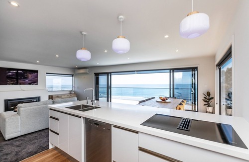 Oakura House | NEW! Oakura Beach Front Apt #2