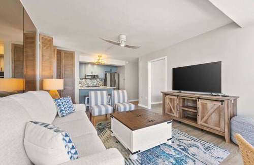 Tantalus Apartment | [New]Ocean + Sunset Views | Parking | Kitchen | WD