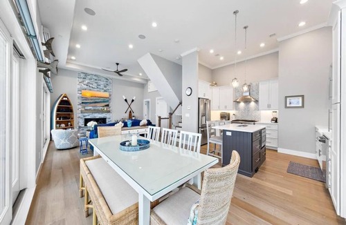 North Beach Haven House | New Oceanfront in Peahala Park . Sleeps 11 .