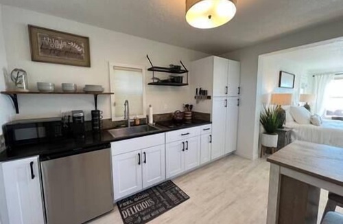 Bayshore House | New! Oceanfront Romantic Retreat/Outdoor Jacuzzi