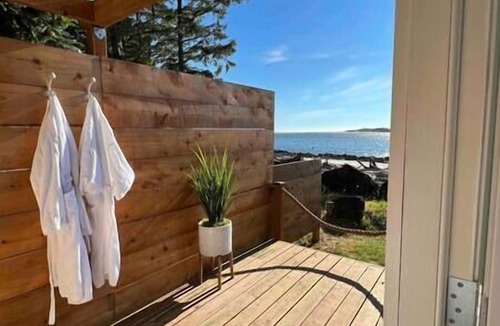 Bayshore House | New! Oceanfront Romantic Retreat/Outdoor Jacuzzi