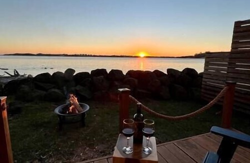 Bayshore House | New! Oceanfront Romantic Retreat/Outdoor Jacuzzi