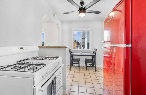North Pacific Beach House | New Pacific Beach Surf Pad BBQ/Fire Pit-Sleeps 4