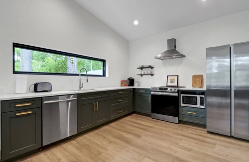 Ogden House | NEW peaceful, in the trees, close to the beach