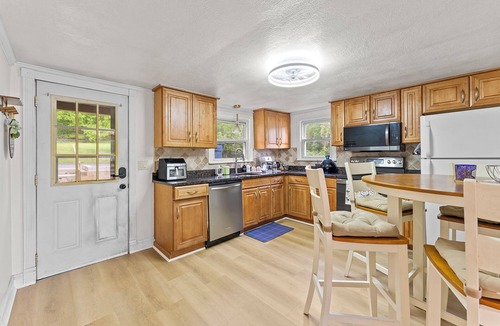 Plymouth House | NEW! Peaceful lakefront Getaway house