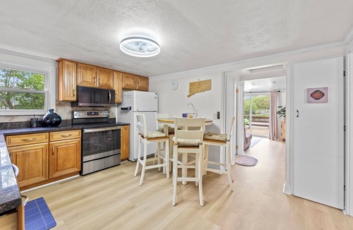 Plymouth House | NEW! Peaceful lakefront Getaway house