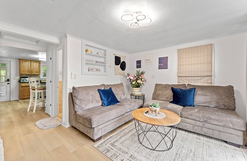 Plymouth House | NEW! Peaceful lakefront Getaway house