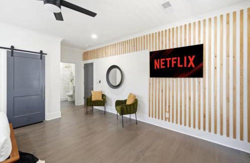 Peoplestown House | New Peach State Escape Luxe Stay w Outdoor Movies, Bikes, Game Room Near Downtown