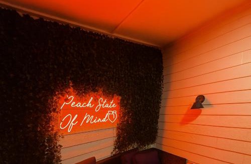 Peoplestown House | New Peach State Escape Luxe Stay w Outdoor Movies, Bikes, Game Room Near Downtown