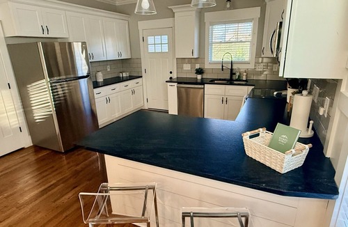 Sans Souci House | NEW Pet/Kid Friendly - 7 Minutes to Downtown GVL