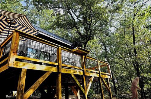 Lampe House | New! Pine Ridge Tiny Cabin with Hot Tub!