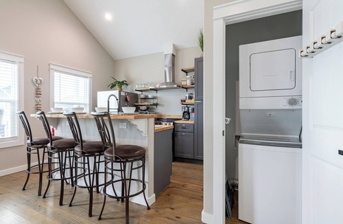 Port Bolivar House | New Pool 🏖️ 4 Min Walk to Beach ⛵️RV/EV Hook-up, Obser Deck, Pond, Karaoke set!