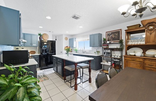 Heritage House | New! Pool, Continental B'fast, 3 mi to Sea World!