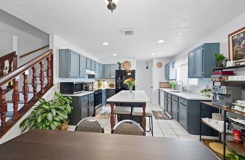 Heritage House | New! Pool, Continental B'fast, 3 mi to Sea World!