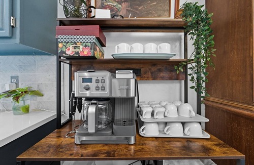 Heritage House | New! Pool, Continental B'fast, 3 mi to Sea World!