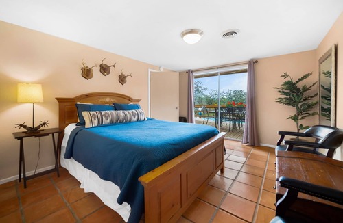 Johnson City House | NEW Pool, Deck, Fire Pit, Views, Walk to Wineries, Sleeps 18!