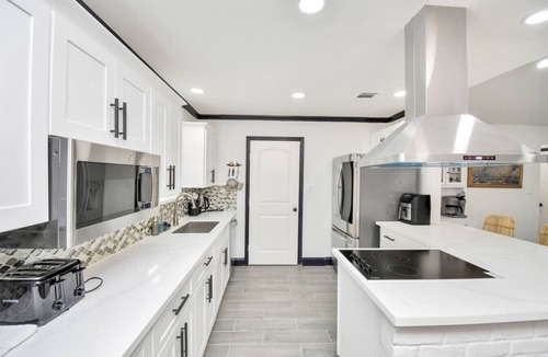 Clodine House | NEW Pool House Retreat Houston China Town