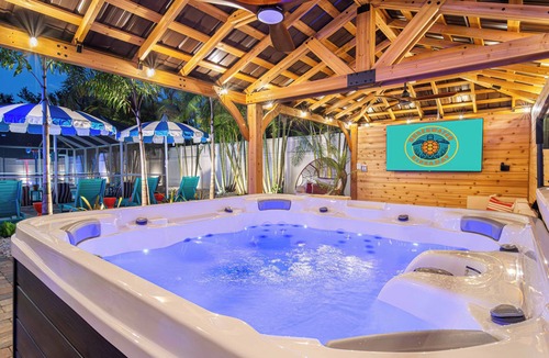 Bradenton House | NEW! Pool, Mini Golf, Splash Pad, Track, Sleeps 21