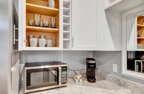 Hilltop Apartment | New! Prime DT Modern - Extended stay Equipped!