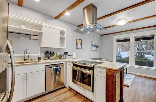 Hilltop Apartment | New! Prime DT Modern - Extended stay Equipped!