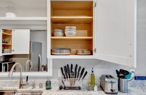 Hilltop Apartment | New! Prime DT Modern - Extended stay Equipped!