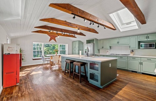 Newtown Square Apartment | New Pristine Suburban Escape