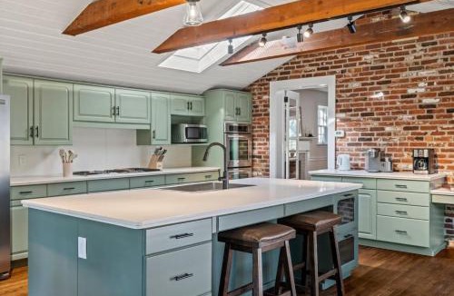 Newtown Square House | New Pristine Suburban Escape