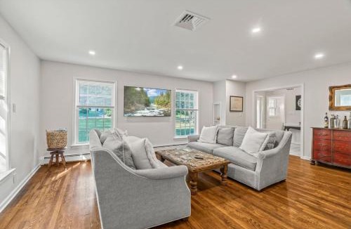 Newtown Square House | New Pristine Suburban Escape
