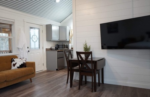 Ardmore Cabin | NEW! Private 4-Acre Cabin: Hot Tub & King Bed near Lake Murray & Casinos. Clean!