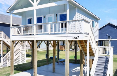 Port Bolivar Villa | New Private Coastal Villa Steps from the Beach