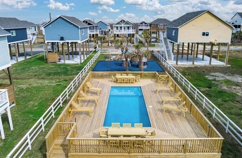Port Bolivar Villa | New Private Coastal Villa Steps from the Beach